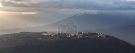 Téléchargez les photos : Burnaby Mountain à Vancouver, BC, Canada. Panorama aérien. La ville moderne. Coucher de soleil - en image libre de droit