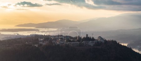 Téléchargez les photos : Burnaby Mountain à Vancouver, BC, Canada. Panorama aérien. La ville moderne. Coucher de soleil - en image libre de droit