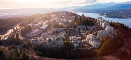 Téléchargez les photos : Bâtiments et maisons sur Burnaby Mountain. Panorama aérien. Coucher de soleil. Vancouver, BC, Canada. - en image libre de droit
