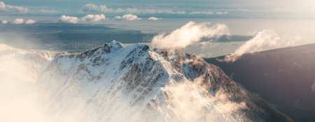 Foto de Montañas cubiertas de nieve cerca de Vancouver, BC, Canadá. Antecedentes de naturaleza aérea. Cielo del atardecer - Imagen libre de derechos