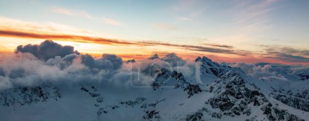 Téléchargez les photos : Mountain Peak enneigé. Canadian Nature Aerial Background. Colombie-Britannique, Canada. Coucher de soleil - en image libre de droit