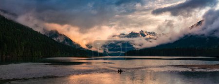 Téléchargez les photos : Coucher de soleil nuageux dramatique sur le paysage montagneux canadien. Birkenhead Lake, Colombie-Britannique, Canada. Nature Contexte Panorama - en image libre de droit