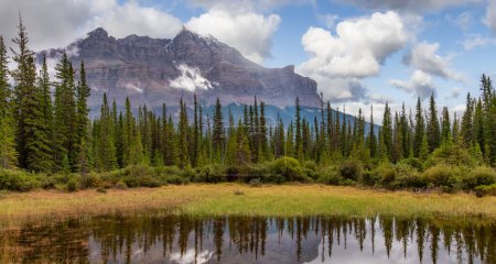 Téléchargez les photos : Paysage naturel canadien. Lac Alpine et montagnes Rocheuses. Alberta, Canada. - en image libre de droit