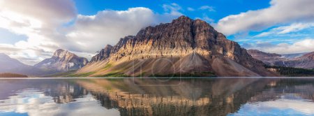 Téléchargez les photos : Paysage naturel canadien. Lac Alpine et montagnes Rocheuses. Bow Lake, Alberta, Canada. - en image libre de droit