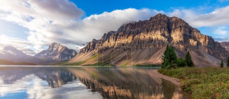 Téléchargez les photos : Paysage naturel canadien. Lac Alpine et montagnes Rocheuses. Bow Lake, Alberta, Canada. - en image libre de droit