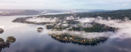 Téléchargez les photos : Deep Cove Couvert de brouillard. Vue Aérienne Au Lever Du Soleil Nuageux. North Vancouver, BC, Canada. - en image libre de droit