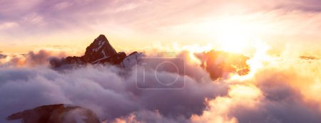 Téléchargez les photos : Paysage montagnard canadien. Vue panoramique aérienne. Coucher de soleil ensoleillé. Squamish, Colombie-Britannique, Canada. - en image libre de droit
