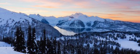 Foto de Paisaje de invierno en el paisaje montañoso canadiense. Colorido Sunrise Sky Art Render. Garibaldi, Whistler, BC, Canadá. - Imagen libre de derechos