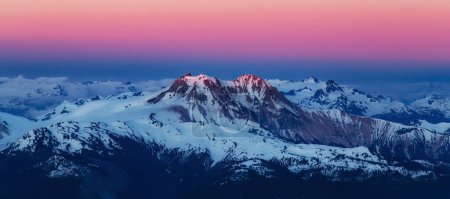 Téléchargez les photos : Paysage montagnard canadien. Vue panoramique aérienne. Coucher de soleil ensoleillé crépuscule. Squamish, Colombie-Britannique, Canada. - en image libre de droit