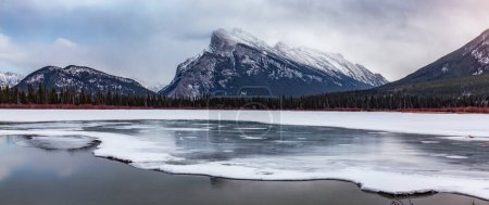 Téléchargez les photos : Canadian Mountain Landscape in Winter Season. Banff, Alberta, Canada. Mt Rundle. - en image libre de droit