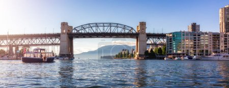 Foto de Puente Burrard en False Creek. Centro de Vancouver, BC, Canadá. - Imagen libre de derechos