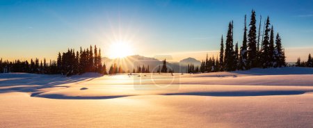 Téléchargez les photos : Winter Landscape in Canadian Mountain Landscape. Coucher de soleil coloré Sky Art Render. Garibaldi, Whistler, C.-B., Canada. - en image libre de droit