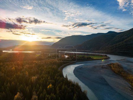 Foto de Río Escénico en el Valle, rodeado de Montañas. Puesta de sol, temporada de otoño. Paisaje aéreo. Fraser Valley, Columbia Británica Canadá. - Imagen libre de derechos