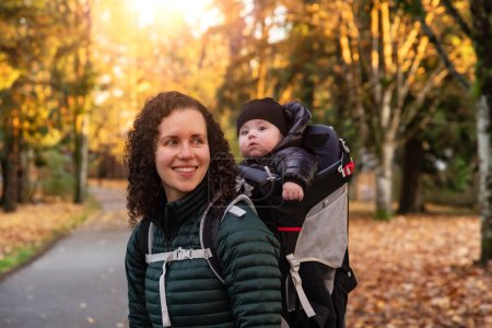 Foto de Madre caminando en el Barrio Suburbano con Bebé en Portador. Temporada de otoño. Burnaby, Vancouver, BC Canadá. - Imagen libre de derechos
