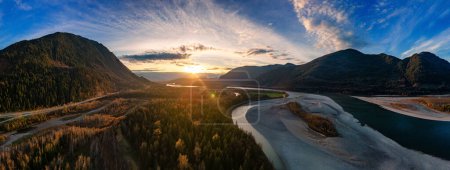 Foto de Río Escénico en el Valle, rodeado de Montañas. Puesta de sol, temporada de otoño. Paisaje aéreo. Fraser Valley, Columbia Británica Canadá. Panorama - Imagen libre de derechos