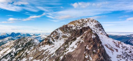 Téléchargez les photos : Rocheuses pics des montagnes couvertes de neige. Paysage aérien Nature Arrière-plan. BC, Canada. - en image libre de droit