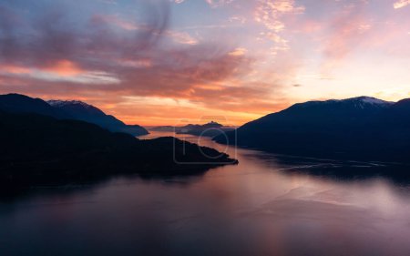 Téléchargez les photos : Howe Sound with Canadian Mountain Landscape Nature Aerial Background on West Coast. Coucher de soleil nuageux. Squamish, C.-B., Canada. - en image libre de droit