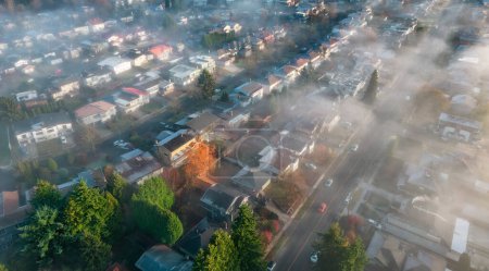 Foto de Vecindarios y casas cubiertas de niebla. Barrio residencial de la ciudad. Vista aérea. BC, Canadá. - Imagen libre de derechos