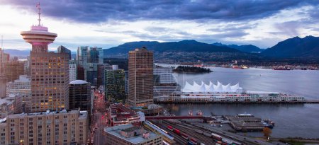Téléchargez les photos : Panorama Skyline du centre-ville de Vancouver. Aérien. Coucher de soleil coloré. BC, Canada. - en image libre de droit