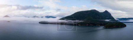 Téléchargez les photos : Détroit de Howe avec paysage montagneux canadien Nature Contexte aérien. Ciel nuageux dramatique. BC, Canada. - en image libre de droit