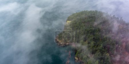 Foto de Costa rocosa en el Océano Pacífico con cubierta de niebla. Bosque de árboles verdes. Paisaje de la naturaleza aérea. Columbia Británica, Canadá. - Imagen libre de derechos
