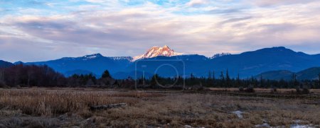 Foto de Humedales rodeados de Montañas de Naturaleza Canadiense. Temporada de Otoño, Sunset Sky. Squamish, Columbia Británica Canadá. - Imagen libre de derechos