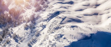 Foto de Montaña cubierta de nieve. Fondo de la naturaleza del paisaje de invierno canadiense. Vista aérea. BC, Canadá. - Imagen libre de derechos