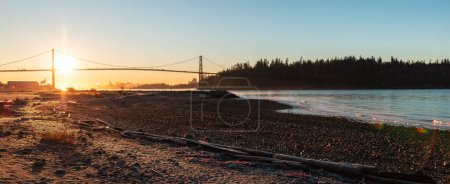 Téléchargez les photos : Lever de soleil à Scenic Beach dans l'ouest de Vancouver. Ambleside. La saison d'automne. Vancouver, Colombie-Britannique, Canada. - en image libre de droit