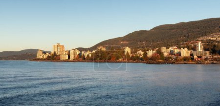 Téléchargez les photos : Résidentiel Appartement maison Bâtiments sur la côte ouest. Sunny Sunrise. Ambleside, West Vancouver, BC, Canada. - en image libre de droit