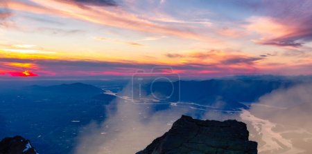 Téléchargez les photos : Fraser River, Canadian Mountains at Dramatic Sunset. Chilliwack, Colombie-Britannique, Canada. - en image libre de droit