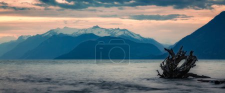 Téléchargez les photos : Paysage naturel canadien avec des montagnes en arrière-plan. Sunset Sky. Harrison Lake, Colombie-Britannique, Canada. - en image libre de droit