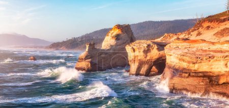 Foto de Rocky Pacific Ocean en Oregon Coast, EE.UU. Panorama. - Imagen libre de derechos