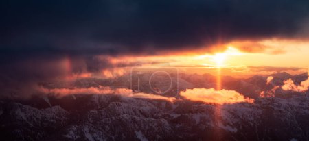 Téléchargez les photos : Paysage montagnard canadien. Coucher de soleil dramatique. Panorama aérien Nature Contexte. BC, Canada. - en image libre de droit