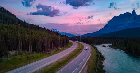 Téléchargez les photos : Transcanadienne dans les Rocheuses canadiennes. Sunrise Sky. Alberta, Canada. Panorama - en image libre de droit