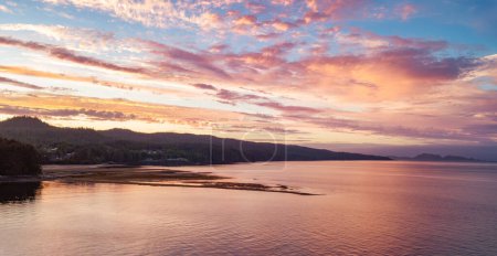 Foto de Vista de la costa rocosa en la costa oeste del Océano Pacífico durante la dramática puesta del sol. Port Hardy, Vancouver Island, BC, Canadá. Antecedentes - Imagen libre de derechos