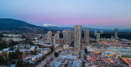 Téléchargez les photos : Bâtiments et maisons résidentielles près du centre-ville. Coucher de soleil aérien. Coquitlam, Vancouver, BC, Canada. - en image libre de droit