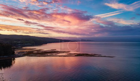 Foto de Vista de la costa rocosa en la costa oeste del Océano Pacífico durante la dramática puesta del sol. Port Hardy, Vancouver Island, BC, Canadá. Antecedentes - Imagen libre de derechos