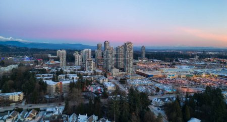 Téléchargez les photos : Bâtiments et maisons résidentielles près du centre-ville. Coucher de soleil aérien. Coquitlam, Vancouver, BC, Canada. - en image libre de droit