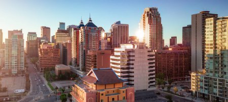 Foto de Edificios del centro de la ciudad al amanecer. Calgary, Alberta, Canadá. - Imagen libre de derechos