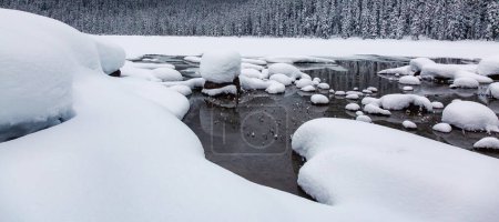 Téléchargez les photos : Lac Glacier recouvert de neige en hiver. Paysage naturel canadien Contexte. Joffre Lake, BC, Canada. - en image libre de droit