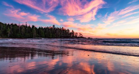 Téléchargez les photos : Sandy Beach sur la côte ouest de l'océan Pacifique pendant le coucher du soleil ensoleillé. Île de Vancouver, C.-B., Canada. Nature Contexte Panorama - en image libre de droit