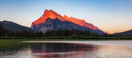 Naturhintergrund der kanadischen Gebirgslandschaft bei Sonnenuntergang. Mount Rundle in Vermilion Lakes, Banff, Alberta, Kanada.