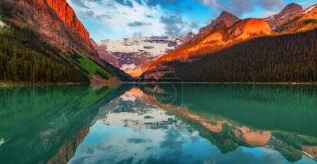 Téléchargez les photos : Glacier Lake in Canadian Rocky Mountain Landscape. Nature Contexte Panorama. Lake Louise, Alberta, Canada. - en image libre de droit