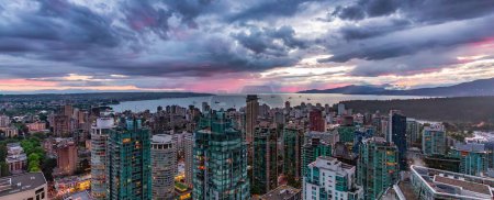 Téléchargez les photos : Centre-ville de Vancouver au coucher du soleil nuageux. Panorama aérien. BC, Canada. - en image libre de droit