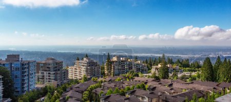 Vista aérea de casas residenciales y edificios en la cima de la montaña Burnaby. Tomado en Vancouver, Columbia Británica, Canadá
.