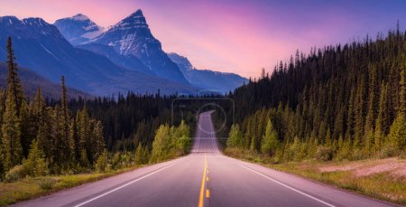 Foto de Scenic road in the Canadian Rockies (en inglés). Colorido Sunset Sky Art Render. Icefields Parkway, Banff National Park, Alberta, Canadá. Naturaleza Panorama Fondo - Imagen libre de derechos