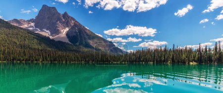 Téléchargez les photos : Lac coloré avec paysage de montagne fond de la nature. Lac Emeraude dans le parc national Yoho. BC, Canada. - en image libre de droit