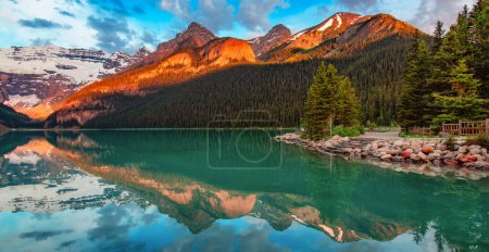 Foto de Lago Glaciar en Canadian Rocky Mountain Landscape. Naturaleza Antecedentes Panorama. Lake Louise, Alberta, Canadá. - Imagen libre de derechos