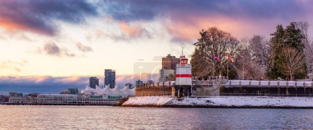 Téléchargez les photos : Stanley Park, centre-ville de Vancouver. Hiver couvert de neige Lever de soleil. Seawall. BC, Canada. - en image libre de droit