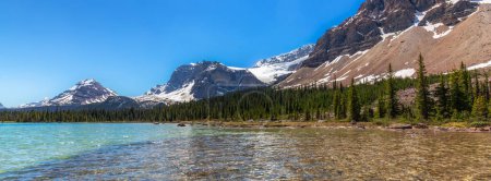Foto de Lago Glaciar en Canadian Rocky Mountain Landscape. Día soleado. Banff, Alberta, Canadá. - Imagen libre de derechos